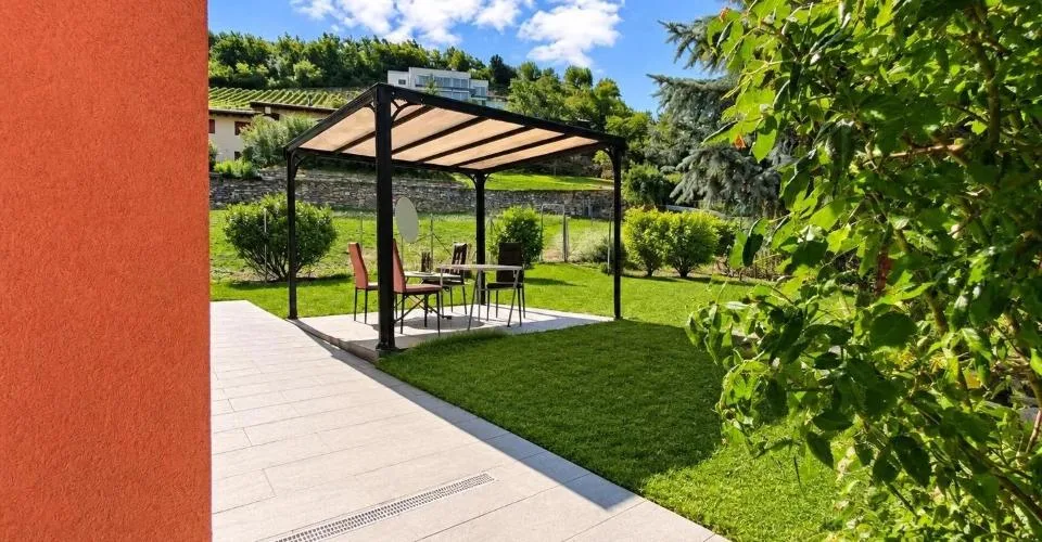 Geräumige Einzelvilla mit großem Garten in Sierre – Foto 2 von 26