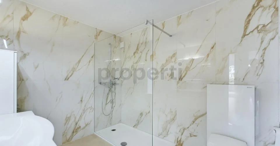 Panoramablick und 90 m² Balkon - Vue panoramique et balcon de 90 m²