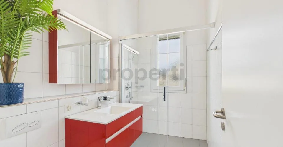 Appartamento mansardato luminoso 4.5 locali con 2 bagni & parcheggi inclusi