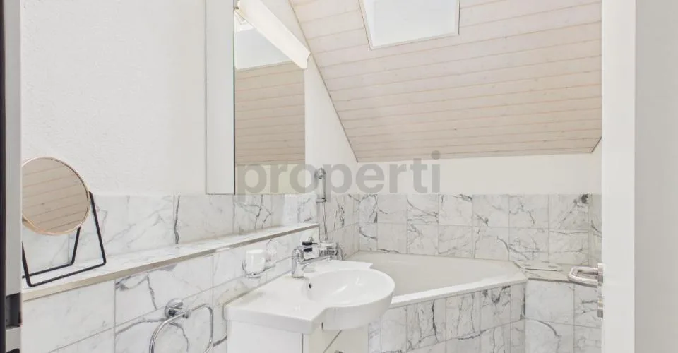 Appartamento mansardato luminoso 4.5 locali con 2 bagni & parcheggi inclusi