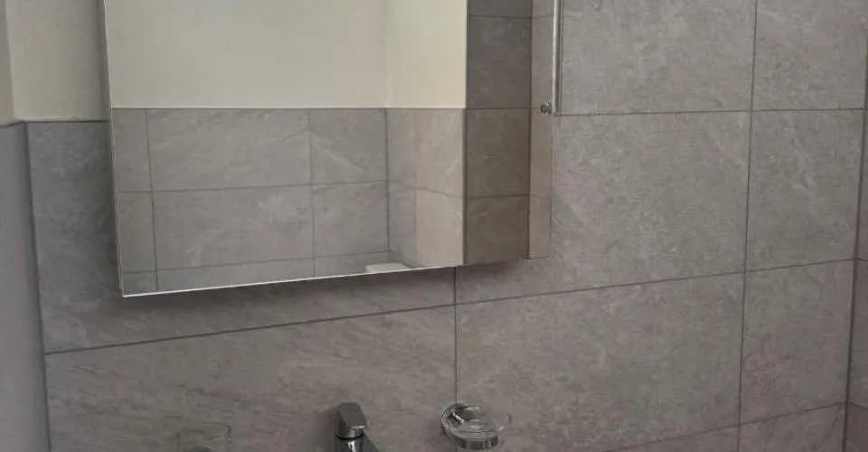 Appartement de 2 pièces entièrement rénové – Foto 3 von 7