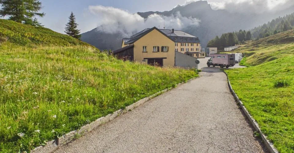 Historisches Pass-Juwel auf 2'005 m ü. M.: 228 m² Wohnfläche, alpine Traumkulisse und vielseitige Nutzung – Foto 12 von 16