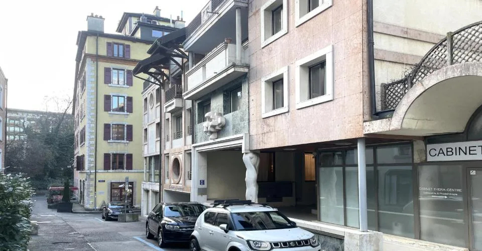 EAUX-VIVES - Parking intérieur – Foto 2 von 3