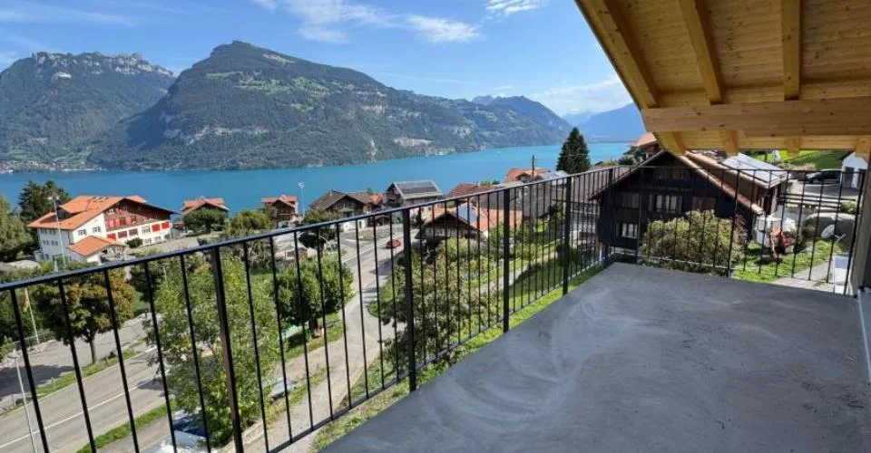Herrliche Sicht auf den Thunersee, Grosszügige Terrasse (ca. 30 m²), Erstbezug im Neubau mit vier Einheiten – Foto 16 von 18