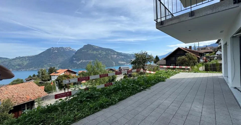 Herrliche Sicht auf den Thunersee, Grosszügige Terrasse (ca. 30 m²), Erstbezug im Neubau mit vier Einheiten – Foto 10 von 18