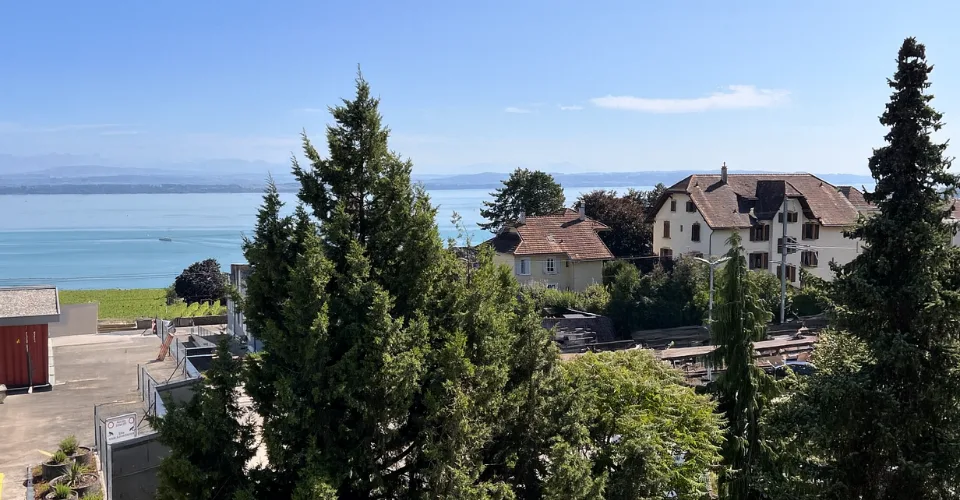 Helles Apartment mit Blick auf den See und die Alpen – Foto 1 von 14