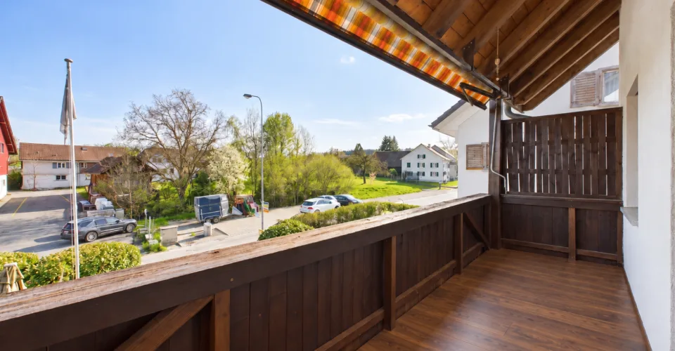 Grosszügiges Wohnen auf zwei Ebenen mit Cheminée, Wintergarten und viel Privatsphäre – Foto 9 von 26