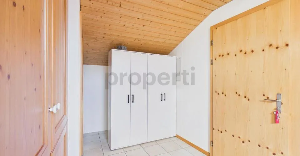 Süd-Balkon mit herrlicher Bergsicht: Gemütliches Dachgeschoss, Parkplatz inklusive, nah am Crestasee. Zweitwohnsitz möglich – Foto 19 von 27
