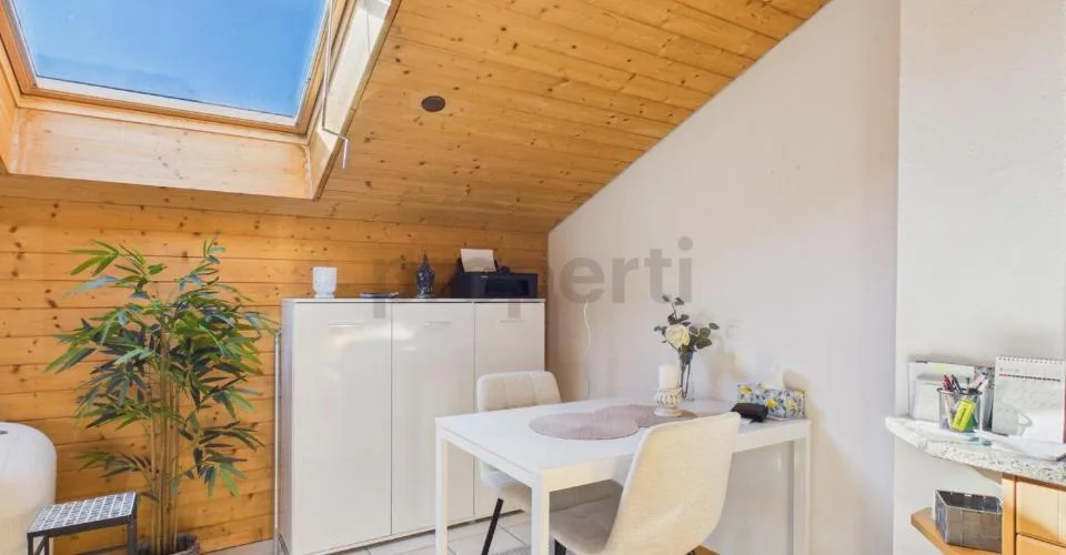 Süd-Balkon mit herrlicher Bergsicht: Gemütliches Dachgeschoss, Parkplatz inklusive, nah am Crestasee. Zweitwohnsitz möglich – Foto 14 von 27
