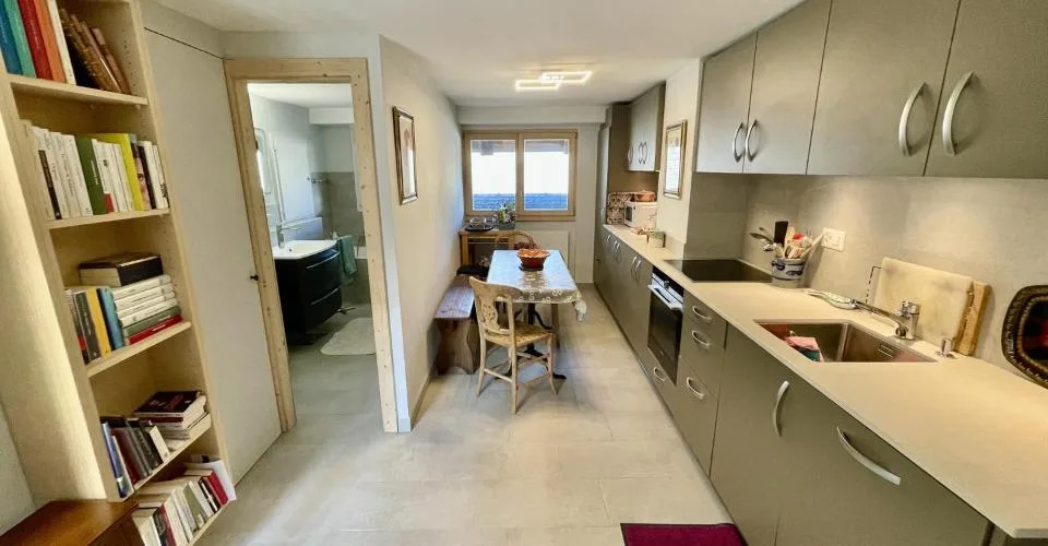 Charmant appartement attique de 4.5 pièces au coeur du vieux village de Lens en grande partie rénové – photo 5 of 26