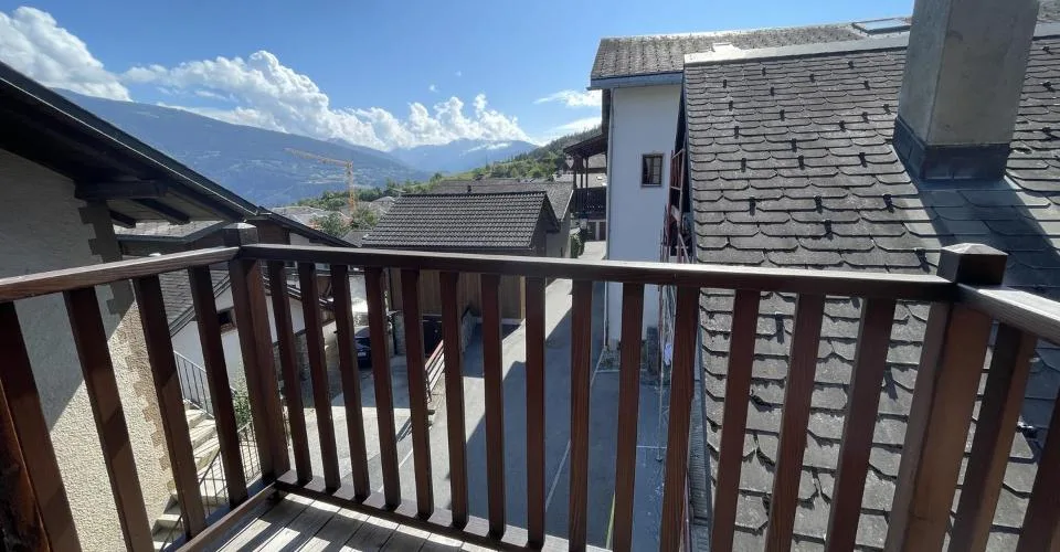 Charmant appartement attique de 4.5 pièces au coeur du vieux village de Lens en grande partie rénové – photo 4 of 26