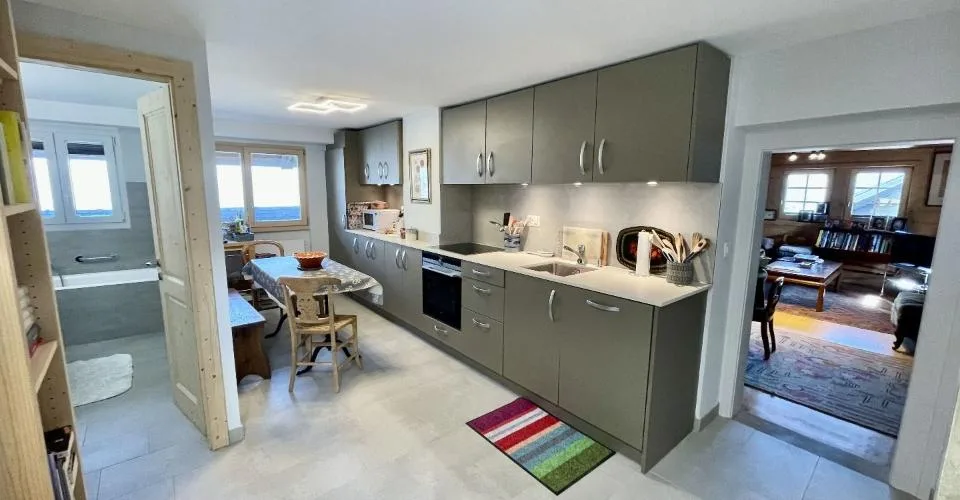 Charmant appartement attique de 4.5 pièces au coeur du vieux village de Lens en grande partie rénové – photo 6 of 26