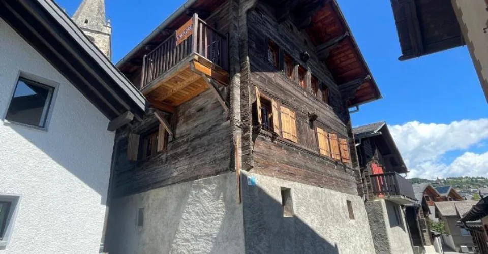 Charmant appartement attique de 4.5 pièces au coeur du vieux village de Lens en grande partie rénové – photo 13 of 26