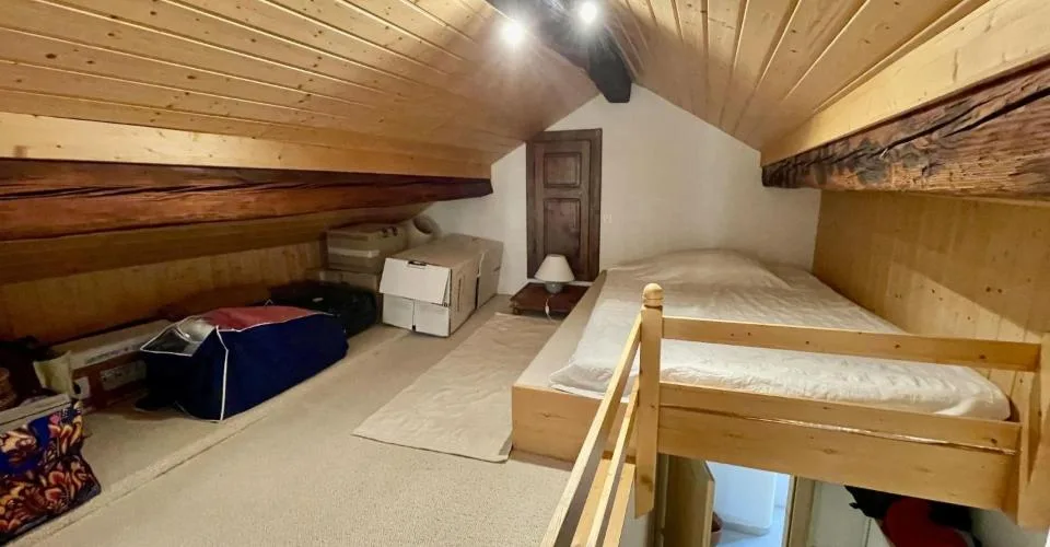Charmant appartement attique de 4.5 pièces au coeur du vieux village de Lens en grande partie rénové – photo 11 of 26