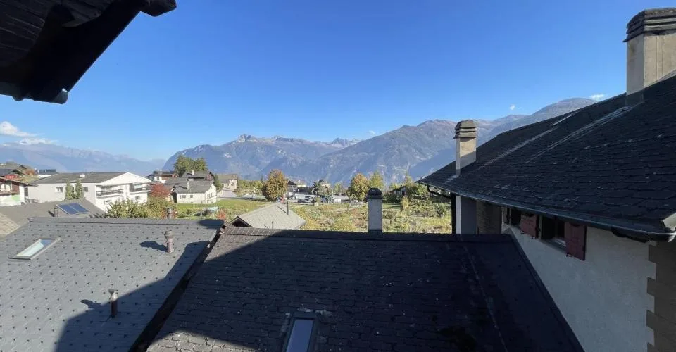Charmant appartement attique de 4.5 pièces au coeur du vieux village de Lens en grande partie rénové – photo 12 of 26