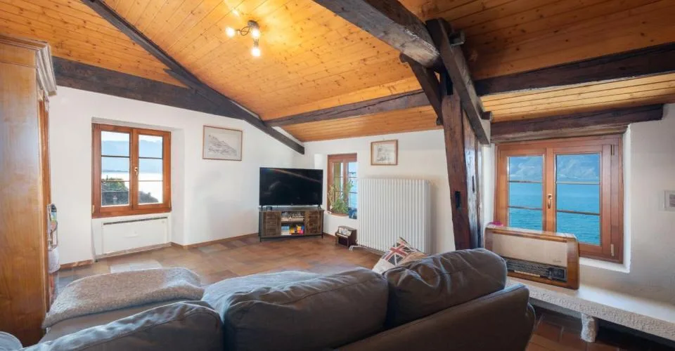 Une maison villageoise de caractère avec vue sur le lac – photo 2 sur 13