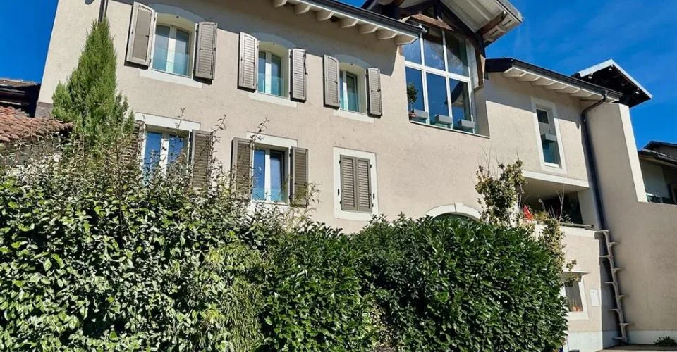 Voluminöse Räume und zeitgenössischer Charme im Herzen von Burtigny – Foto 2 von 11