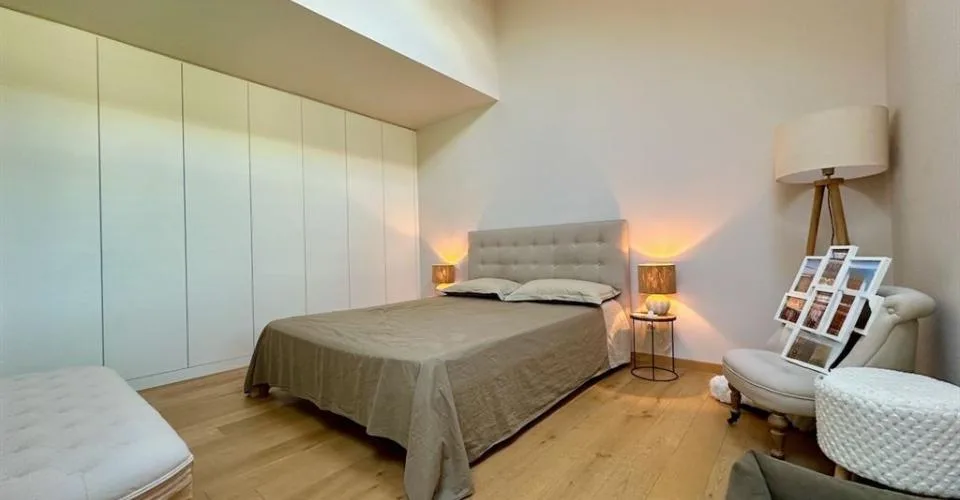 Voluminöse Räume und zeitgenössischer Charme im Herzen von Burtigny – Foto 5 von 11