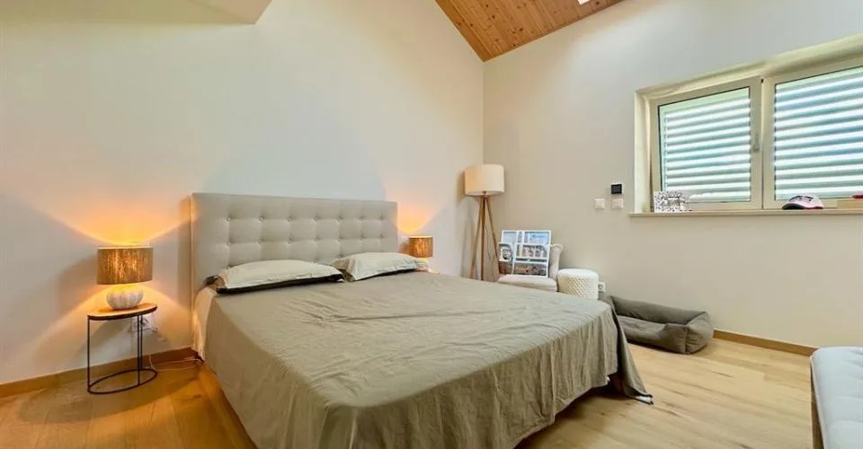 Voluminöse Räume und zeitgenössischer Charme im Herzen von Burtigny – Foto 8 von 11