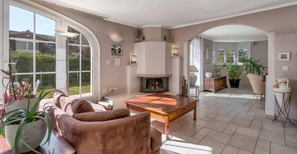 Magnificent family villa with pool and lake view – photo 13 of 26