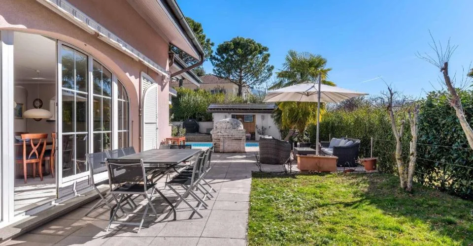 Magnificent family villa with pool and lake view – photo 14 of 26