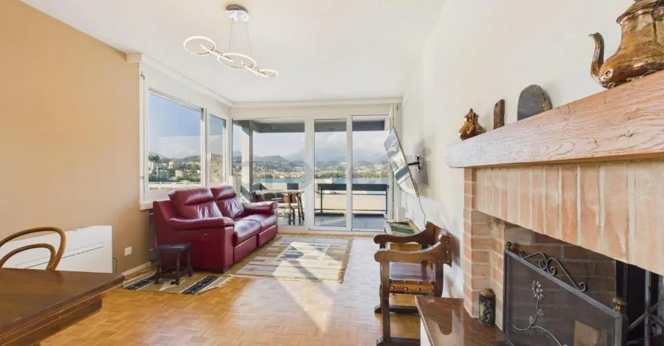Elegant 4.5-Room Attic Apartment Renovated with Panoramic Lake View – photo 16 of 24