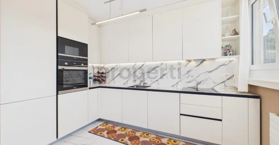Elegant 4.5-Room Attic Apartment Renovated with Panoramic Lake View – photo 14 of 24