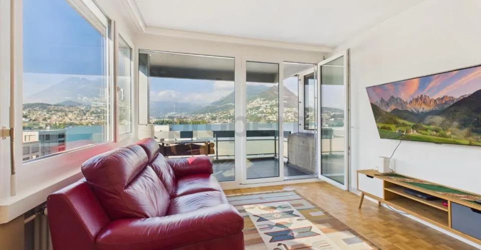 Elegant 4.5-Room Attic Apartment Renovated with Panoramic Lake View – photo 13 of 24