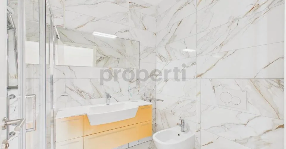 Elegant 4.5-Room Attic Apartment Renovated with Panoramic Lake View – photo 21 of 24