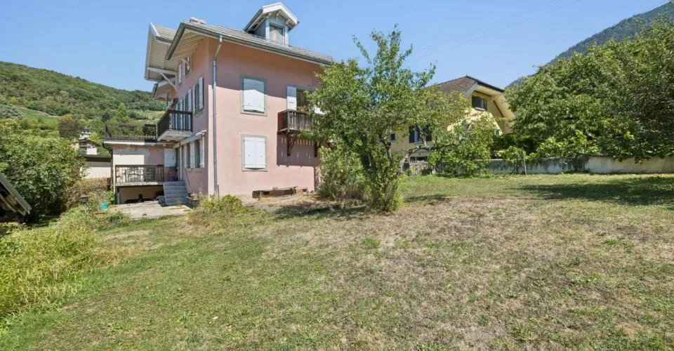 Maison de 3 appartements, aux généreux volumes et vue imprenable sur l – Foto 2 von 13