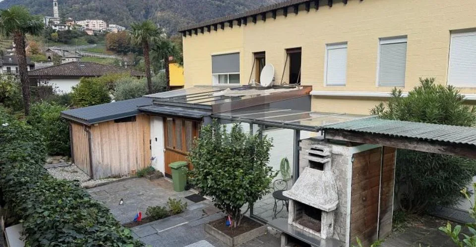 SU DUE PIANI CON CORTILE ANCHE SECONDARIA – foto 2 di 5