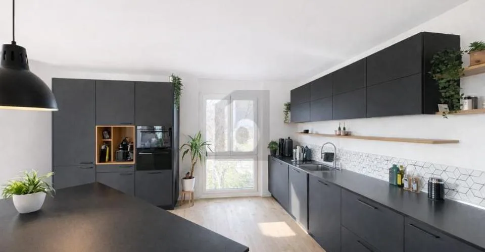 MAGNIFIQUE SPACIEUX RÉNOVÉ AVEC VUE DÉGAGÉE – Foto 2 von 6