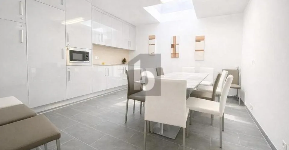 ÉTAGE BUREAUX À 4,39 % BRUT ET 35 PLACES DE PARC – foto 3 di 6