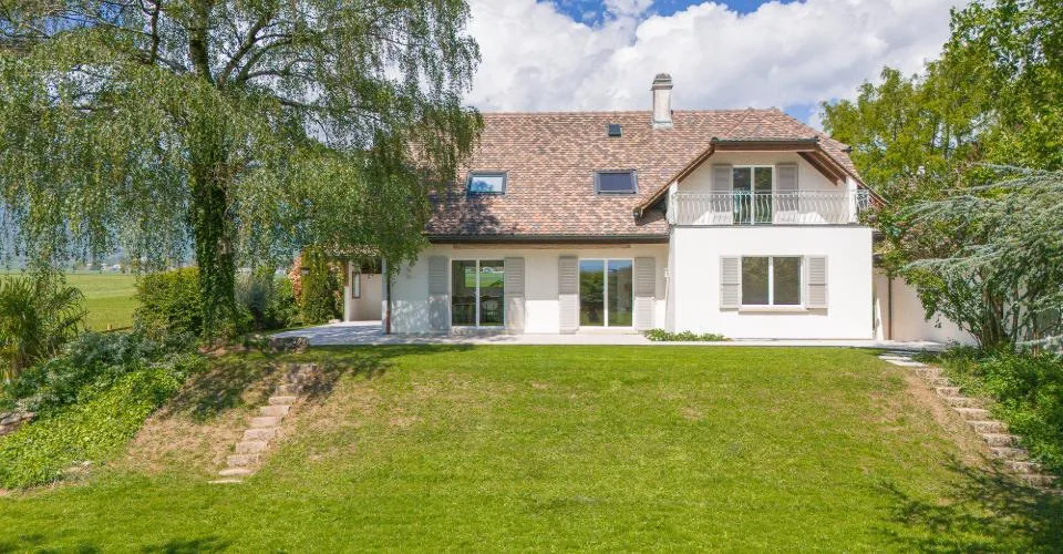 Villa indipendente ristrutturata con vista panoramica, a 5 minuti da Nyon – foto 2 di 16