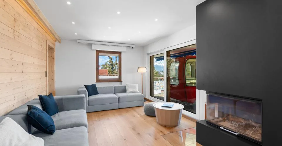 Attique entièrement rénové avec terrasse panoramique et vue imprenable – Foto 3 von 11