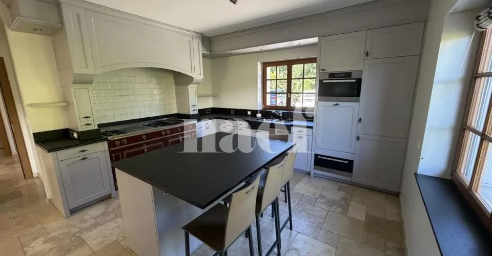 Magnifique propriété individuelle avec dépendances et un beau jardin arboré avec jacuzzi – photo 3 of 13