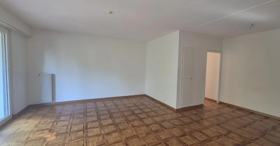 Über 6,5 Zimmer umfassende Durchgangswohnung, 1. Stock, ca. 152 m2 – Foto 4 von 7