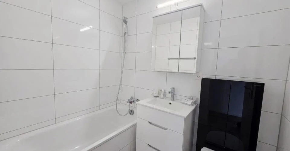 Magnifique 2.5 pièces entièrement rénové avec balcon privatif ! – photo 3 sur 4