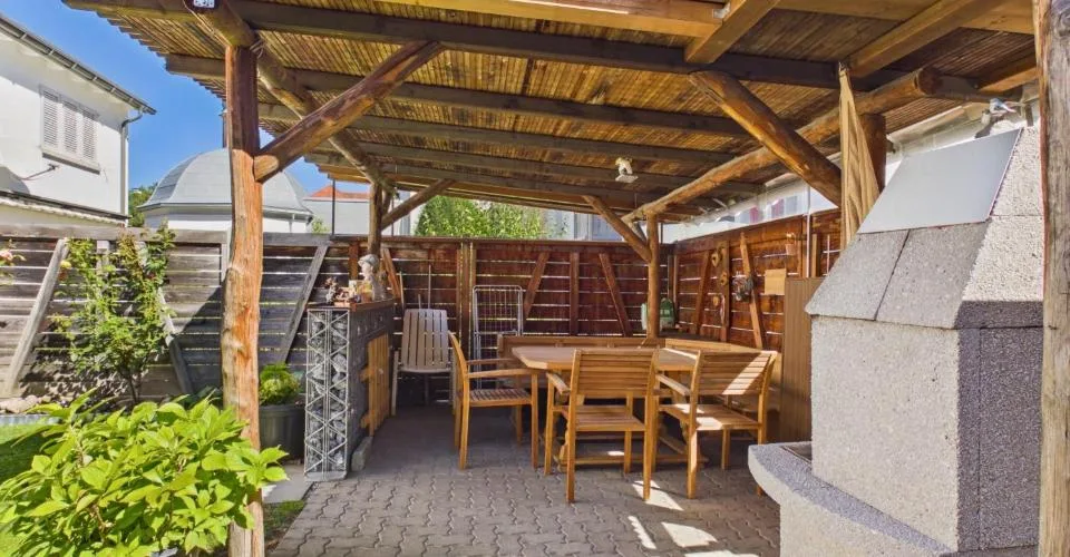 Una casa per stare bene con posto a sedere in giardino, pergola e orto – foto 24 di 27