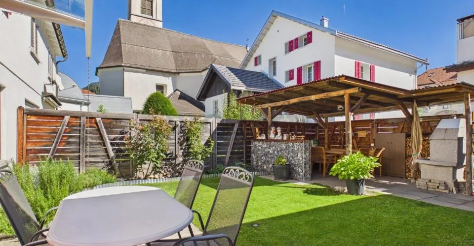 Una casa per sentirsi bene con posto a sedere in giardino, pergola e orto – foto 23 di 27