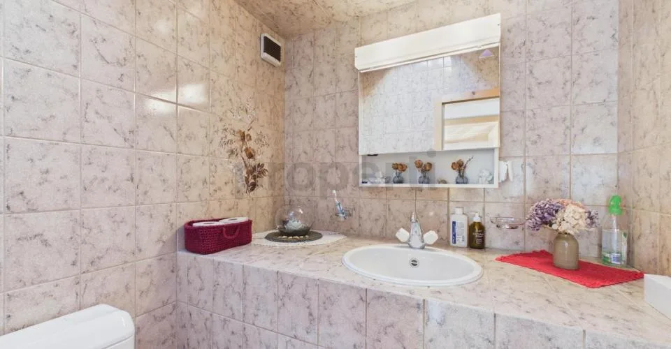 Una casa per sentirsi bene con posto a sedere in giardino, pergola e orto – foto 22 di 27