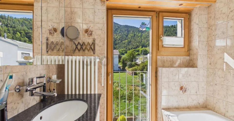 Una casa per sentirsi bene con posto a sedere in giardino, pergola e orto – foto 21 di 27