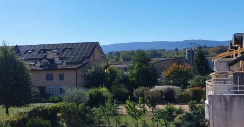 bel appartement avec très beau dégagement sur les alpes et le jura, 2 places de parc – photo 2 sur 11