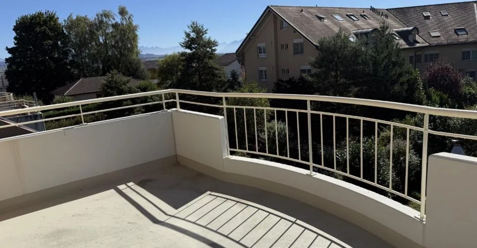 bel appartement avec très beau dégagement sur les alpes et le jura, 2 places de parc – photo 3 sur 11