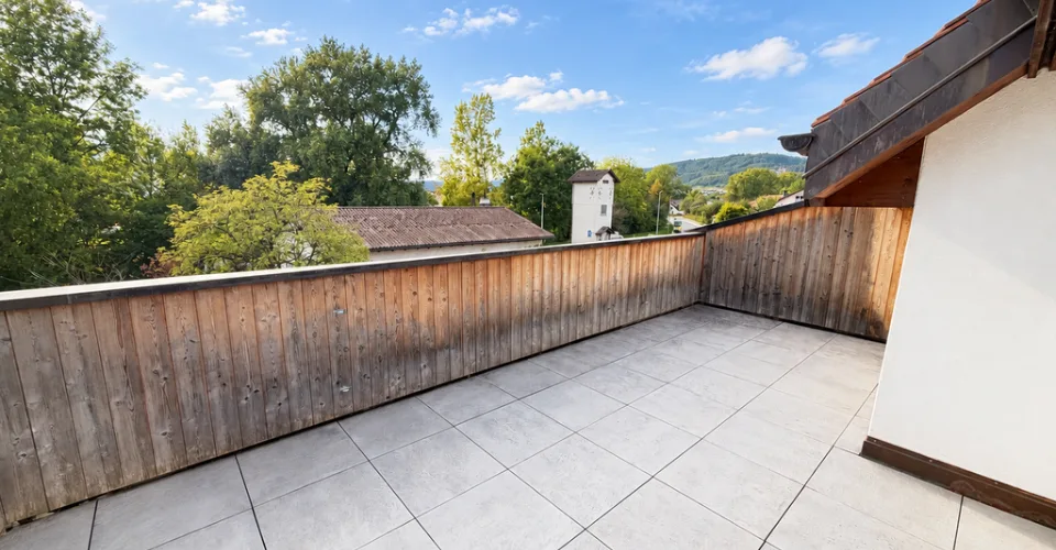 Une immense terrasse avec vue sur la campagne – Foto 2 von 10
