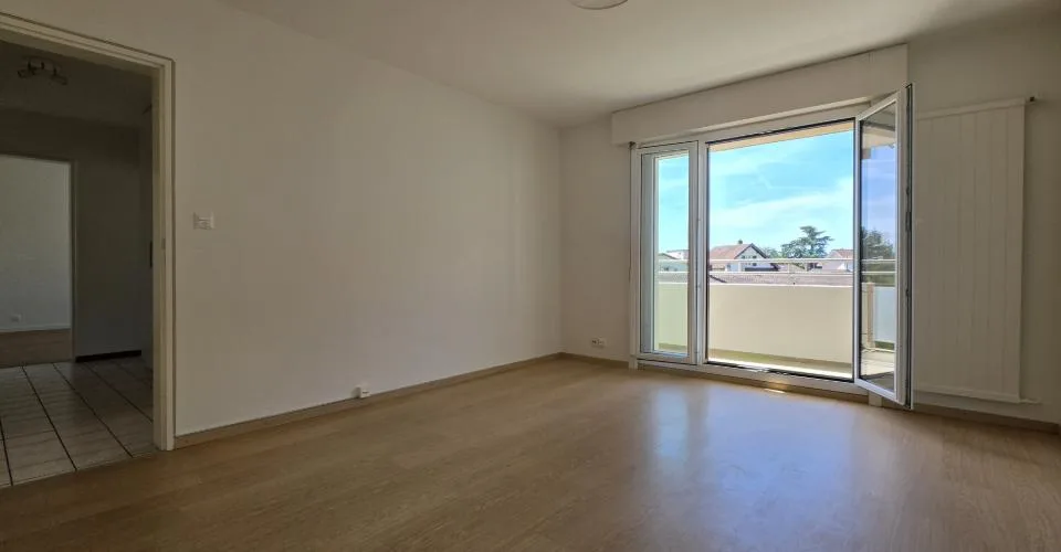 Appartement rénové de 2 pièces au 2ème étage – Foto 2 von 5