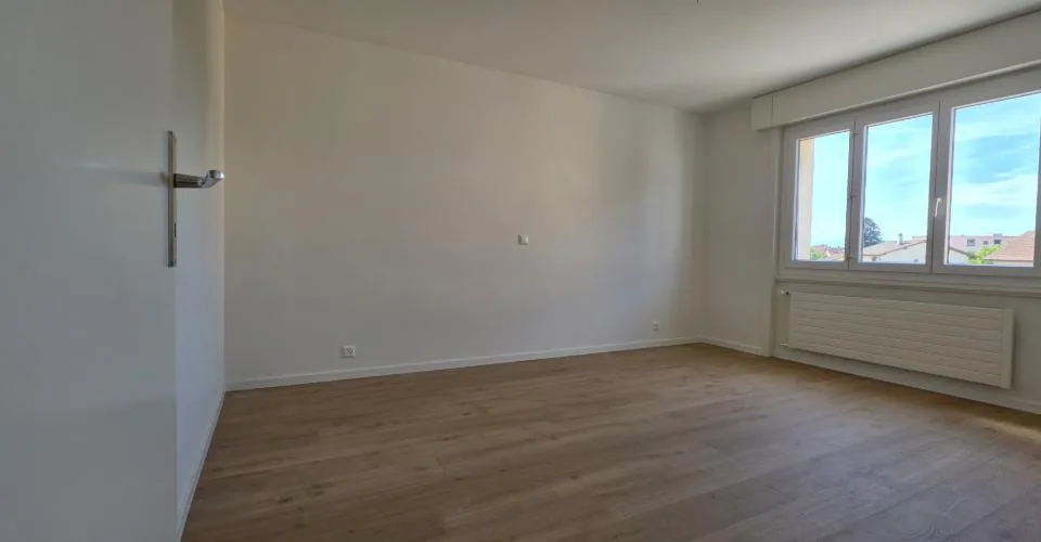 Appartement rénové de 2 pièces au 2ème étage – Foto 3 von 5