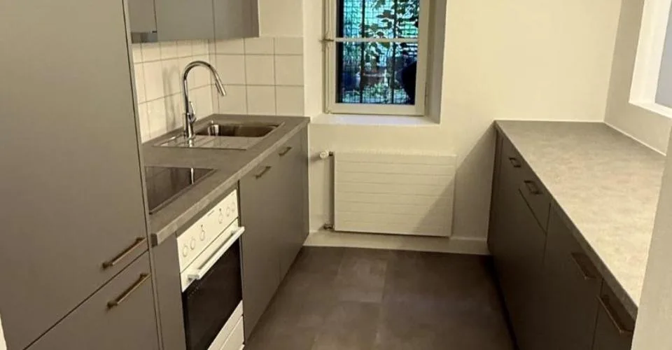 Appartement 2.5 pièces rénové en vieille ville de Fribourg – Foto 4 von 8