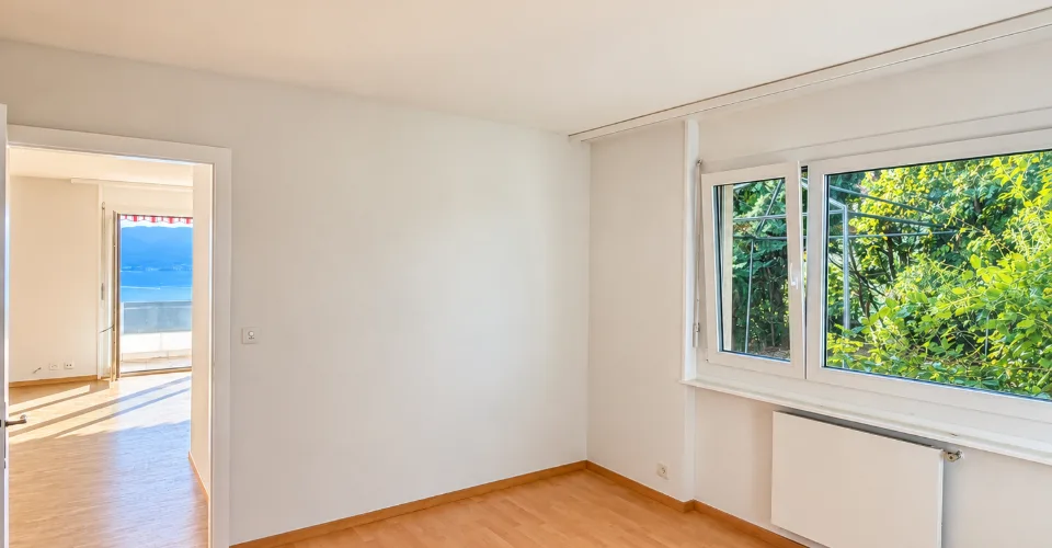 MAGNIFIQUE 2.5 PIÈCES ENTIÈREMENT RÉNOVÉ – VUE PANORAMIQUE LAC & MONTAGNES – TERRASSE & JARDIN – foto 2 di 3