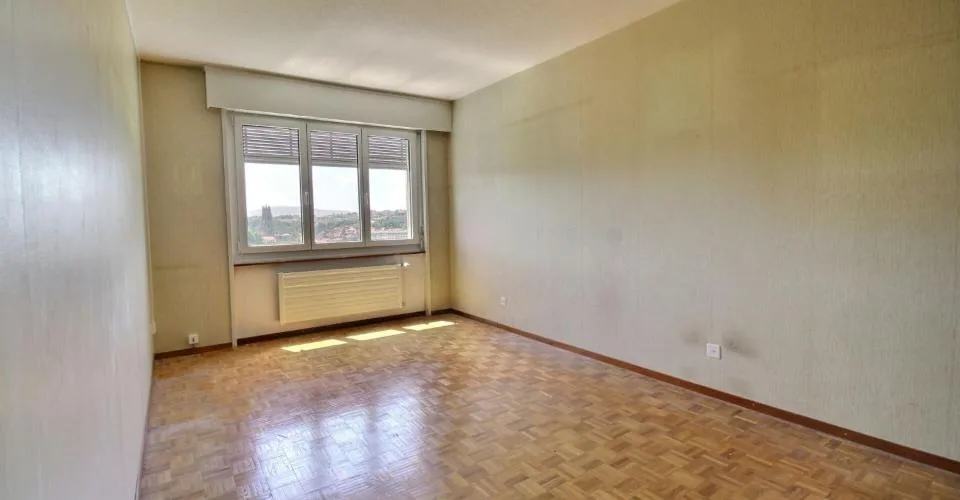 Geräumige Familienwohnung mit großem Potenzial – Foto 7 von 13